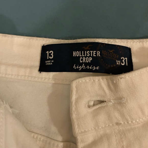 NWT women’s White Hollister Distressed Jeans. - Picture 7 of 9